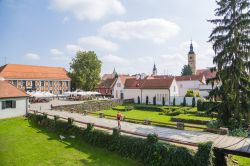 Il curatissimo centro storico di Varazdin durante una giornata di sole. La cittadina è ormai una detinazione turistica di grande richiamo della Croazia - foto © Valery Rokhin
