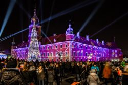 Centro storico di Varsavia: gente in piazza alla sera per festeggiare l'Avvento (Polonia).
