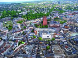 Il centro storico di Wiesbaden, Germania, dall'alto: la Market Church, il Municipio e il Parlamento dello stato dell'Assia fotografati durante un tour in elicottero.


