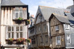 Il centro storico di Dinan, Francia, è caratterizzato dalle tipiche costruzioni a graticcio e dai vicoli stretti e ciottolati che si inoltrano tra le case antiche - foto © Claudio ...