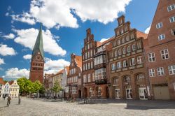 Frontoni anseatici a gradoni in mattoni rossi e l'altissimo campanile di Sankt Johanniskirche a Luneburg