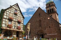 La chiesa di Sainte Croix nel centro storico di Kaysersberg, borgo di circa duemila abitanti in Alsazia (Francia) - foto © Ricardo A. Alves / Shutterstock.com