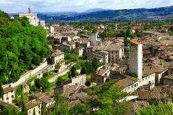 Il centro storico medievale di Gubbio è arroccato sulle pendici del monte Ingino in Umbria. Riparata alle spalle dalla mole del monte Ingino e dalle altre montagne dell’Appennino ...