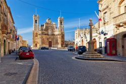 Il centro del Villaggio di Gharb con la chiesa della Visitazione: ci troviamo sull'isola di Gozo, arcipelago di Malta - © visitgozo.com
