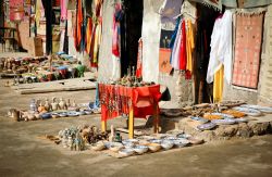 Ceramiche, gioielli e tessuti in un bazaar di Medenine, Tunisia.



