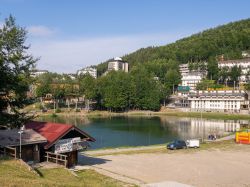 Cerreto Laghi, vicino all'omonimo passo, offre possibilità di vacanze sul lago in estate e sulla neve in inverno. - © Sarah2 / Shutterstock.com