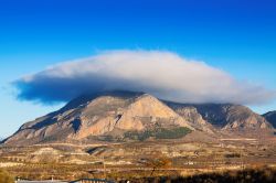 Il Cerro Jabalcon incappucciato da una nube lenticolare: siamo a Baza, in Andalusia, sud di Spagna