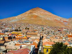 Il Cerro Rico, famoso per le sue miniere e la città di Potosì in Bolivia - © Pyty / Shutterstock.com