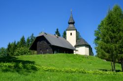 Cervek svetega Jakoba sulla collina di Rogla a Resnik, Slovenia. La chiesa di Saint Jakob fotografata in estate fra la natura verde e rigogliosa di questo territorio sloveno.




