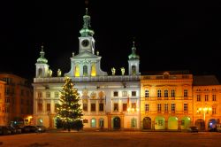 Ceske Budejovice: il centro storico della città durante il Natale. Siamo nella regione della Boemia, in Repubblica Ceca - foto © kohy/ Shutterstock.com