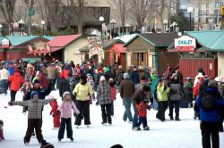 Gli chalet della pista di pattinaggio piu grande del mondo a Ottawa: siamo sul canale Rideau durante il Winterlude Festival del Canada - © Paul McKinnon / Shutterstock.com