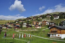 Chalets a Bettmeralp, Svizzera. Situato a poco meno di 2 mila metri di altitudine, questo grazioso villaggio di montagna delle Alpi svizzere è adagiato all'interno del soleggiato ...