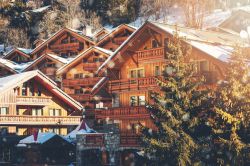 Chalets in legno nel centro della località turistica di Meribel, Savoia, Francia.



