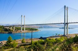 Il ponte di Chalkida a Eubea, Grecia - L'incantevole Eubea, ricca di montagne, boschi e fertili campi con spiagge molto frequentate dagli ateniesi, chiese e suggestivi borghi rurali, è ...