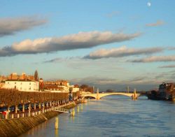 Chalon-sur-Saône è il centro più importante dell'area metropolitana di Grand Chalon, a cui fanno riferimento 38 località abitate complessivamente da oltre 100.000 ...