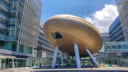 Il Charles K Kao Auditorium presso l'Hong Kong Science and Technology Park a Pak Shek Kok (New Territories) - © e X p o s e / Shutterstock.com