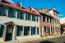 In alcune case della città di Charleston si può apprezzare una particolare architettura tradizionale in stile francese - foto © Fotoluminate LLC / Shutterstock.com