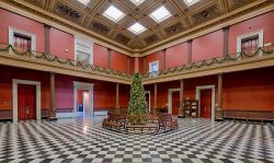 Charleston, South Carolina: l'albero di Natale all'interno dell'edificio della United States Custom House. L'edificio è iscritto nel registro dei luoghi d'interesse ...