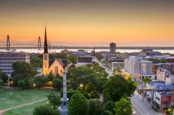 Charleston, South Carolina, USA: la skyline e i colori della città su Marion Square. Sullo sfondo, la sagoma dell'Arthur Ravenel Jr. Bridge - foto © Sean Pavone / Shutterstock.com ...