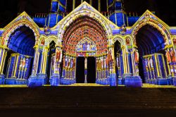 Chartres, Francia: la splendida facciata di una chiesa illuminata di notte durante il Festival delle Luci.

