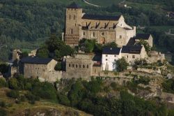La basilica di Valère, nota anche come omonimo castello, è una chiesa fortificata situata sulle colline della città di Sion, in Svizzera. Si eleva a 621 metri di altezza ...