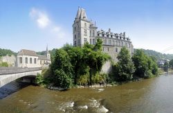 Lo Chateau des Comptes d’Ursel sorge sulle sponde dell’Ourthe presso la città più piccola del mondo, Durbuy, in Vallonia (Belgio) - © Shutterstock.com

 ...