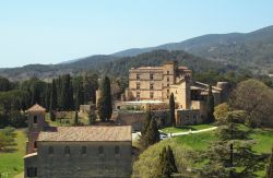 Lo Chateau de Lourmarin. Questo edificio simbolo del piccolo villaggio ai piedi del Luberon è il primo esempio di architettura rinascimentale applicata ad un castello di tutta la Francia ...