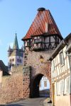 Châtenois, Francia: la porta d'ingresso alla cittadina alsaziana, non distante da Kaysersberg - © LENS-68 / Shutterstock.com