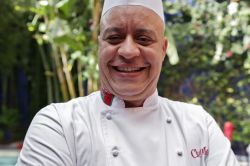 Lo chef Moha del riad Dar Moha di Marrakech, Marocco - Diplomato alla scuola alberghiera di Ginevra e con un'esperienza professionale di 14 anni in Svizzera, Moha è il primo chef ...