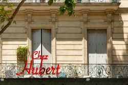 Chez Hubert, insegna di un ristorante nel centro storico di Nimes, Francia - © Michael R Evans / Shutterstock.com