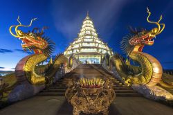 Chiang Rai, Thailandia: un tempio illuminato di notte - © yakthai / Shutterstock.com