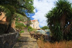 Chiesa a Alicudi, Sicilia -  Ci si inerpica su una scalinata di ciottoli per raggiungere la graziosa chiesetta di Alicudi, anticamente nota come Ericusa per via dell'abbondante presenza ...