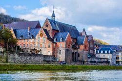 Una chiesa a Dinant, Belgio. In questa città nacque nel 1814 Adolphe Sax, inventore del saxofono - foto © pavel dudek / Shutterstock.com 