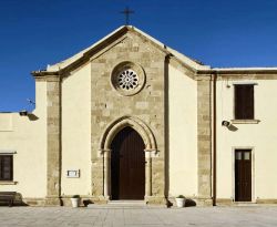 Chiesa Nuova di San Francesco da Paola a Marzamemi, Sicilia - Edificata per volere di Pio XI°, questo edificio religioso dall'architettura semplice e lineare presenta un rosone in stile ...