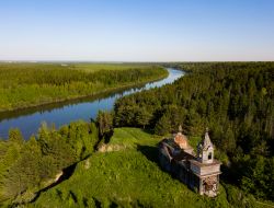 Una chiesa abbandonata presso Nagorny Ishtan, nella regione di Tomsk (Siberia, Russia).