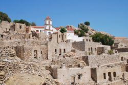 La chiesa di Agia Zoni fra le rovine del villaggio abbandonato di Mikro Chorio sull'isola di Tilos, Grecia. Questo edificio religioso bizantino ospita al suo interno affreschi e decorazioni.



 ...