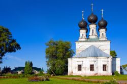 Uno dei tanti edifici religiosi di fede ortodossa russa che si trovano nella città di Kostroma -  © elen_studio / Shutterstock.com