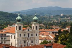 La chiesa barocca di Sant'Ignazio nel centro storico di Gorizia, Friuli Venezia Giulia, Italia. Consacrato nel 1767, l'interno di questo edificio ospita tele e affreschi pregevoli.



 ...