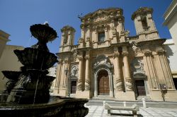 Chiesa barocca nel centro di Marsala e fontana (Sicilia).
