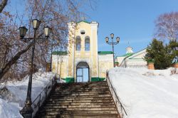 La porta d'ingresso alla Chiesa Cattolica Romana costruita nel 1833 a Tomsk, Russia.
