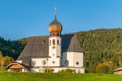 Chiesa con campanile a cipolla a Oberau nei pressi di Berchtesgaden, Germania.
