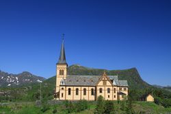 Chiesa con companile a guglia nella periferia di Svolvaer, Lofoten, Norvegia.

