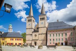 Chiesa con doppio campanile nella piazza di Berchtesgaden, Germania.

