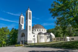 Chiesa con due campanili nella cittadina di Heilig Landstichting vicino a Nijmegen (Olanda).
