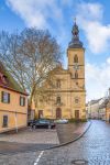 Chiesa con torre campanaria a Bamberga, Germania, dopo la pioggia.
