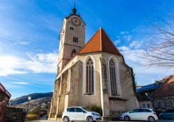 Chiesa con torre campanaria a Stein an der Donau, distretto di  Krems (Austria).
