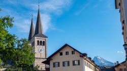 Chiesa con torri campanarie nel villaggio di Berchtesgaden, Baviera (Germania).
