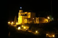 La Chiesa del SS. Salvatore a Baronissi fotografata di notte - © Sabrina - Flickr, CC BY 2.0, Wikipedia