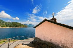 Chiesa della Madonnina della Punta a Bonassola, Liguria, Italia. Uno scorcio panoramico di questo grazioso edificio religioso con il mare ligure e le scogliere sullo sfondo: siamo nei pressi ...