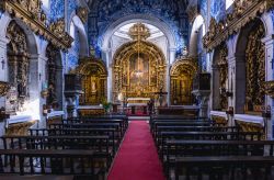 Chiesa della Misericordia a Viana do Castelo, Portogallo: la navata centrale riccamente decorata - © Fotokon / Shutterstock.com